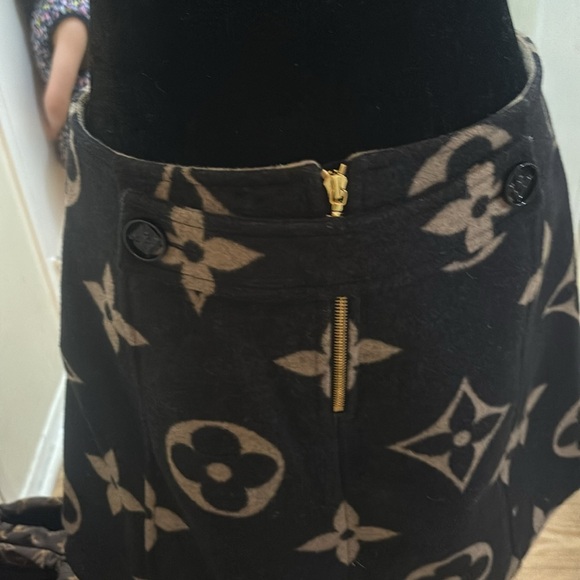 1️⃣0️⃣0️⃣0️⃣ brand new authentic Louis Vuitton wool mini skirt 🥰SOLD 🥰 - Picture 3 of 11